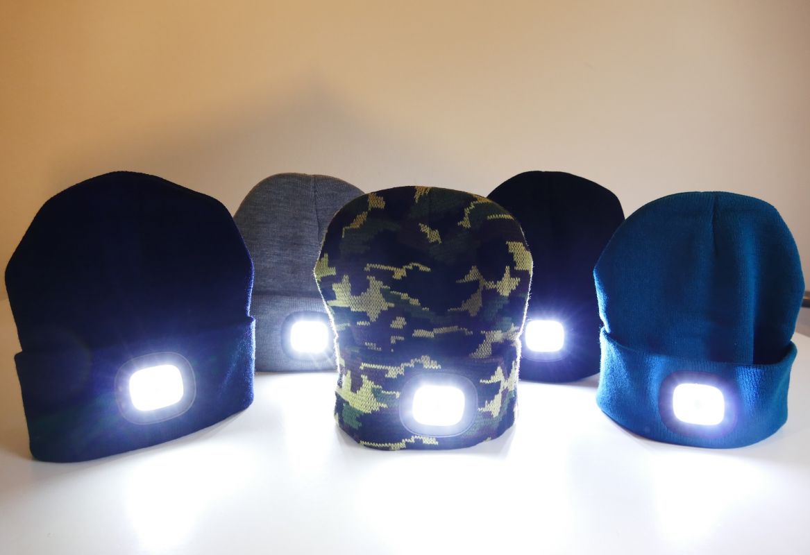 Čepice svítící různé barvy LED světlo