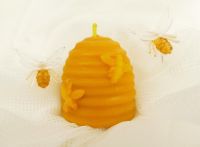 Svíčka z včelího vosku úl s včelkami