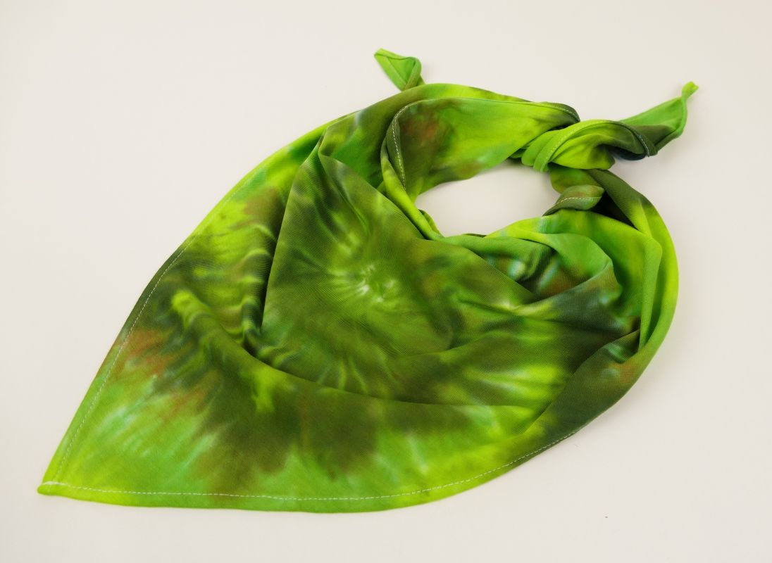 Zelený batikovaný šáteček