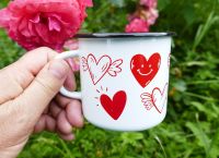 Smaltovaný hrneček plecháček SRDÍČKA, 8cm Srdíčka hrneček plecháček se srdci