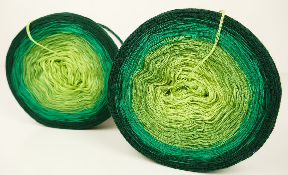 Zelené velké klubko na pletení příze  