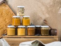 Různé druhy medu na ochutnávku