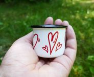 Smaltovaný hrneček MINI SRDCE, 5cm Tryado Mini hrneček plecháček se srdíčky