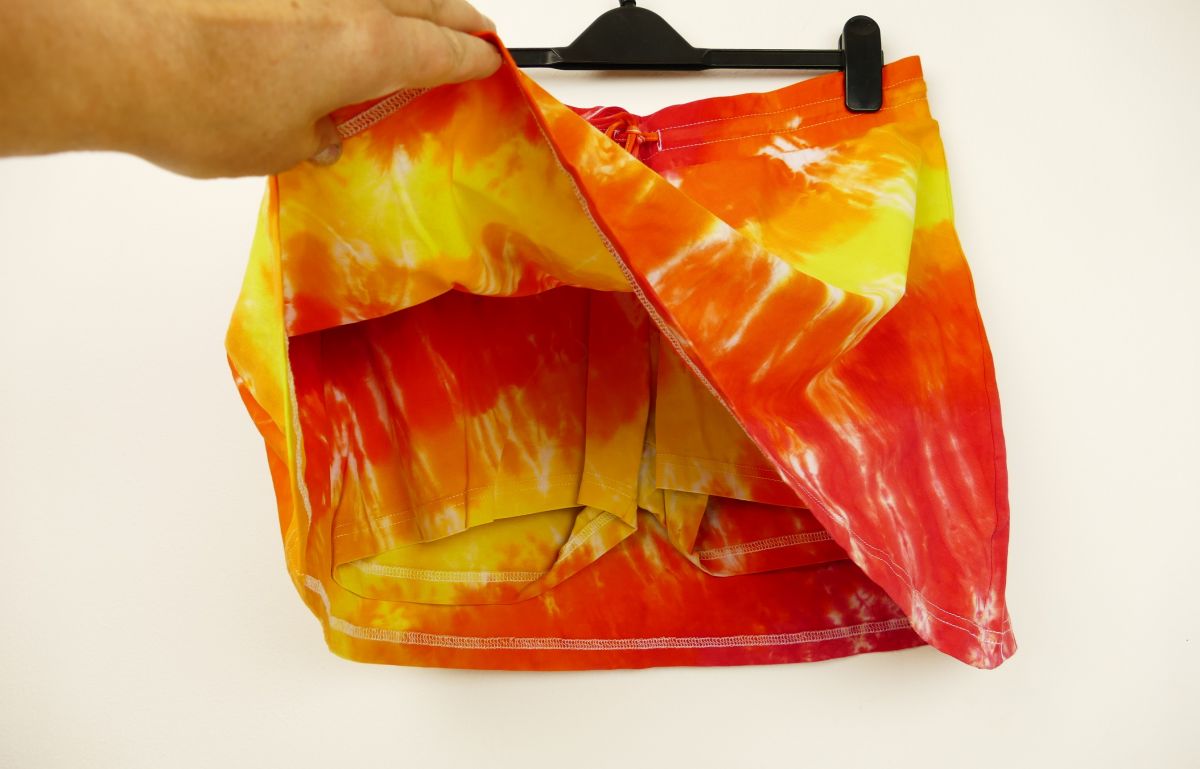 Sportovní sukně s kraťasy batika