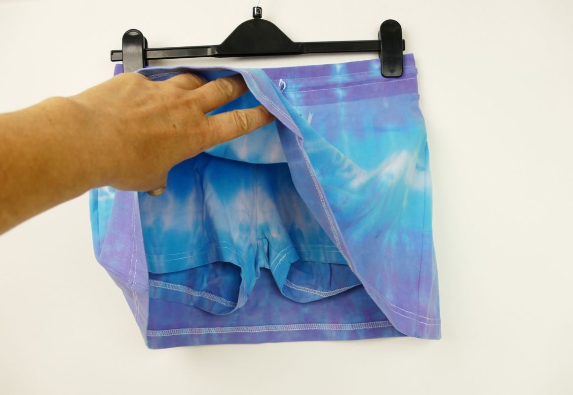 Blankytná sukýnka s kraťasy batika