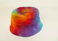 KLOBOUČEK pro dospělé batika DUHOVÁ SPIRÁLA Šťastní lidé-M Duhový klobouček batika