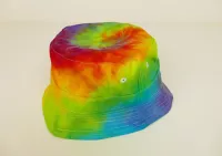 KLOBOUČEK pro dospělé batika DUHOVÁ SPIRÁLA Šťastní lidé-M Duhový klobouček batika