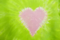 Zelené batikované tričko srdíčko