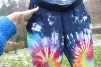 POHODLNÉ KALHOTY (tepláky) batika DUHA V ČERNÉ, L Šťastní lidé-M Batikované kalhoty tepláky s kapsami