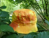 KLOBOUČEK batikovaný SLUNEČNÍ Šťastní lidé-M Žlutý klobouček batika