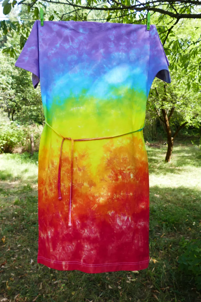 Dlouhé duhové šaty batika
